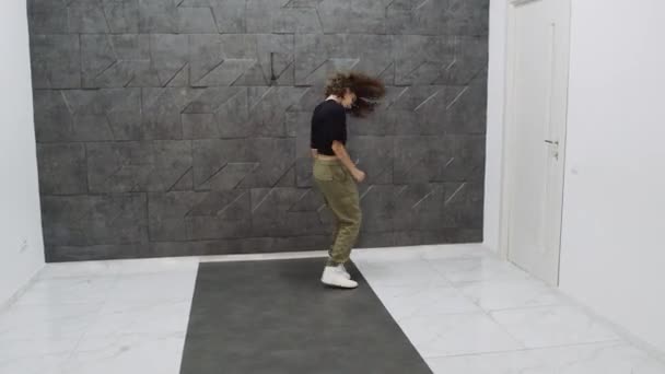 Όμορφη κοπέλα χορεύει σε μαύρο φόντο — Αρχείο Βίντεο