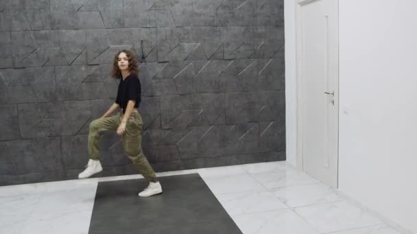 Movimentos de dança lenta de uma menina maravilhosa — Vídeo de Stock