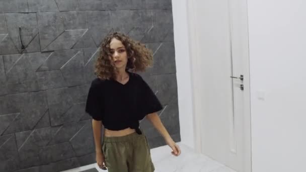 Stílusos lány táncol és pózol a kamerán — Stock videók