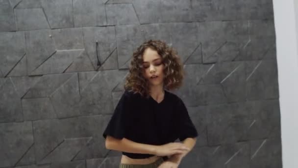 Blisko niesamowite dziewczyna tańczy na czarnym tle — Wideo stockowe