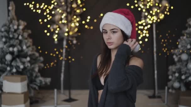 Portret enigmatycznej brunetki w erotycznym stylu noworocznym patrzy w kamerę — Wideo stockowe