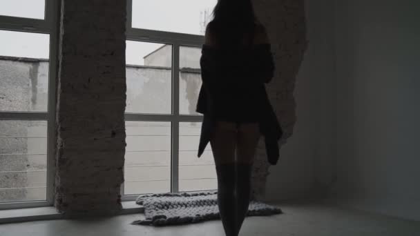 Erotyczny spacer uwodzicielskiej brunetki w bieliźnie w ciemnym budynku surowym — Wideo stockowe