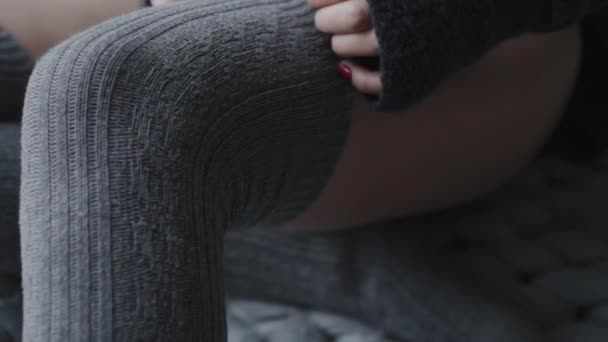 İç çamaşırlı kızı yakından görmek çoraplarını yavaşça düzeltir. — Stok video