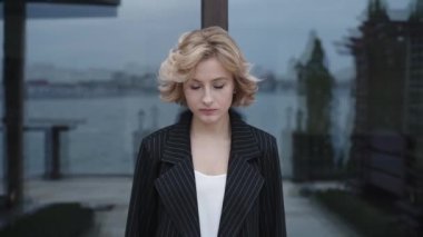 Siyah takım elbiseli güzel bayan lüks eve kamerayla gidiyor.