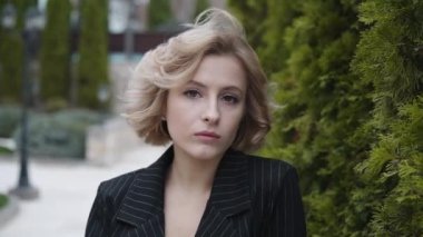 Güzel kız portresi. Açık havada saç stiliyle poz veriyor.