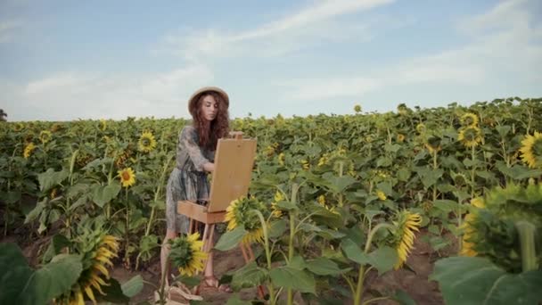 Malerische Ansicht der weiblichen Künstlerin Malerei unter Sonnenblumen — Stockvideo