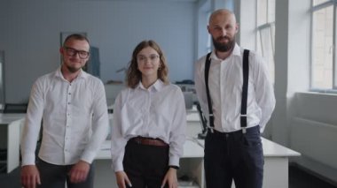 Mutlu ve gülümseyen oğlanlar ve kızlar sıkı çalışmadan sonra