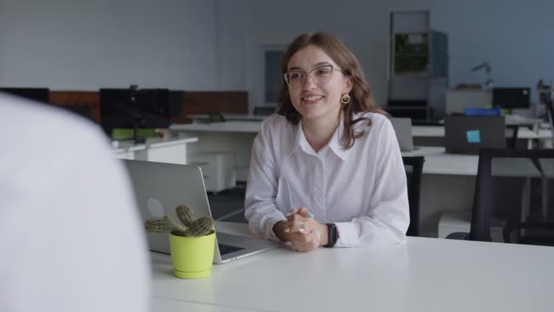 Flicka chattar med sin kollega och ler till sin anställd — Stockvideo