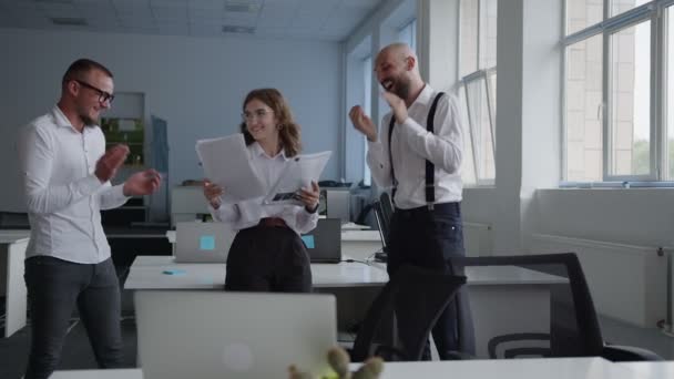 Vousatí muži tleskají své ruce krásné dámě v bílé košili — Stock video