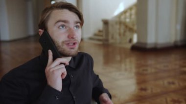 Adam şefle yaptığı işten bahsediyor.