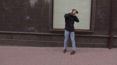 Bir adam müzik dinler ve hayattan zevk alır.