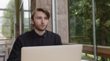 Genç programcı işin ana unsurlarını duygusal olarak açıklıyor.