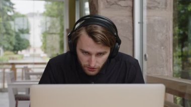 Programcı arkadaşlarına internetteki projelerini anlatıyor.