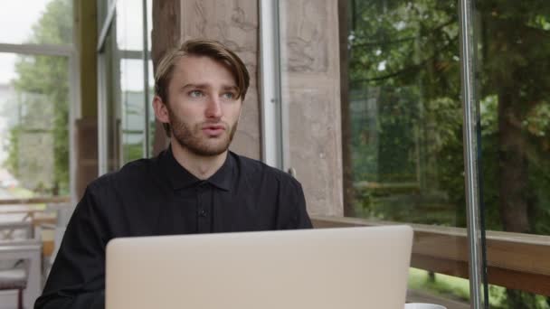 Der junge Programmierer erklärt emotional die wichtigsten Elemente der Arbeit — Stockvideo