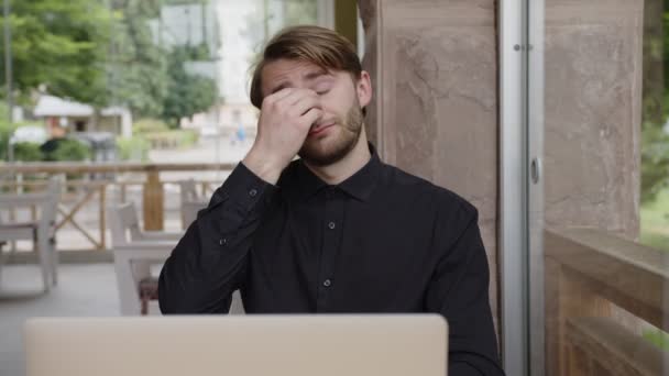 Εξαντλημένος προγραμματιστής κάθεται στο τραπέζι μετά από μια πολυάσχολη ημέρα — Αρχείο Βίντεο