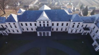 Sonbaharda Ukrayna 'daki Vyshnivets Sarayı' nın ön hava manzarası. Resimli ana giriş.