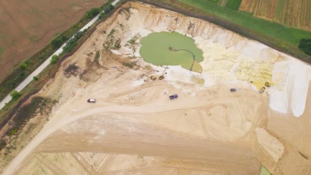 모래 채석장 과녹색 물 연못, 모래 추출의 다른 분수로 분리하기 위해 , Aerial 샷 — 비디오