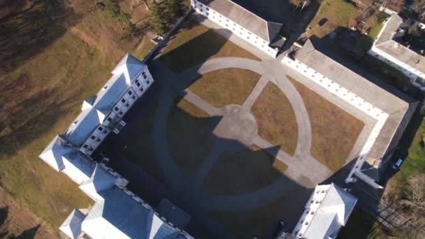 Widok z lotu ptaka quadcopter Vyshnivets Palace, Ukraina, jesienią. Malownicze territory. — Wideo stockowe