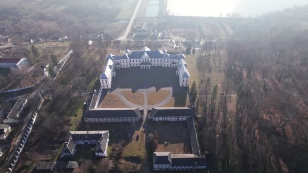 Front aerial view of the Vyshnivets Palace, Ukraine, in autumn. Picturesquere therritory. — Stock Video