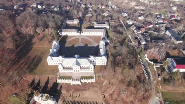 Z przodu widok z lotu ptaka Vyshnivets Palace, Ukraina, jesienią. Malownicze territory. — Wideo stockowe