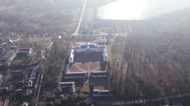 Z przodu widok z lotu ptaka Vyshnivets Palace, Ukraina, jesienią. Malownicze territory. — Wideo stockowe