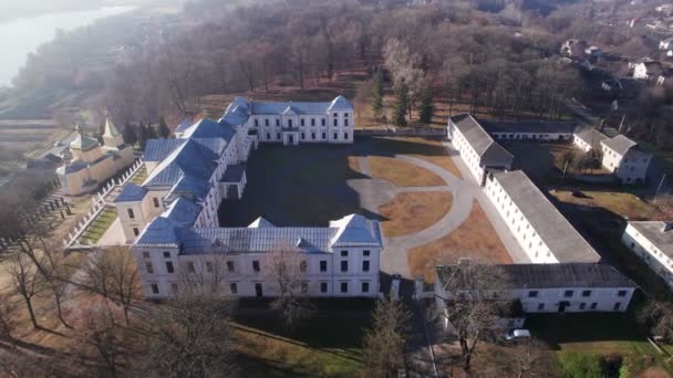 Aerial view of the Vyshnivets Palace, Ukraine, in autumn. Picturesquere therritory. — Stock Video