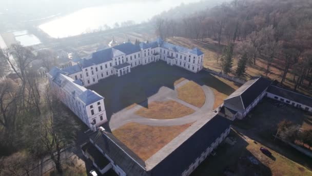 Front aerial view of the Vyshnivets Palace, Ukraine, in autumn. Picturesquere therritory. — Stock Video