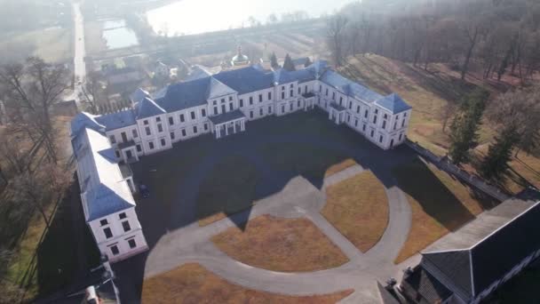 Widok z lotu ptaka na Pałac Wiszniowiecki, Ukraina. Przenoszenie kamery zamykającej się na podwórze — Wideo stockowe