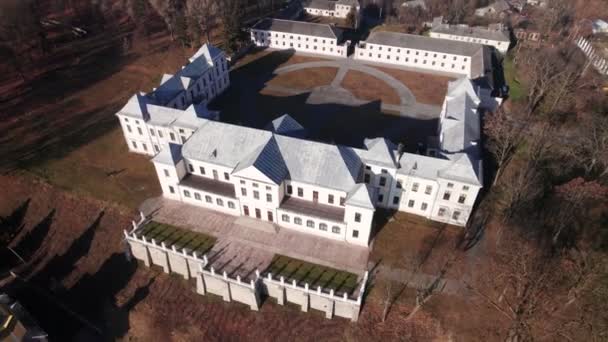 Front aerial view of the Vyshnivets Palace, Ukraine, in autumn. Picturesquere therritory. — Stock Video