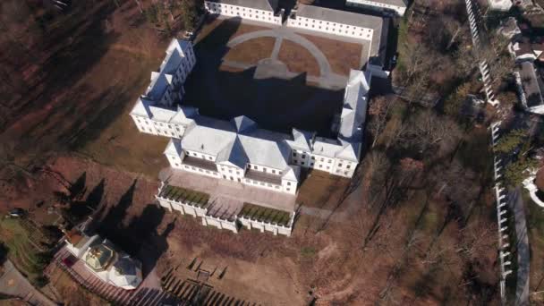 Front aerial view of the Vyshnivets Palace, Ukraine, in autumn. Picturesquere therritory. — Stock Video