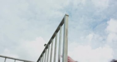 Dublör dışarıda kaykay numarasında kamyonet yapıyor.