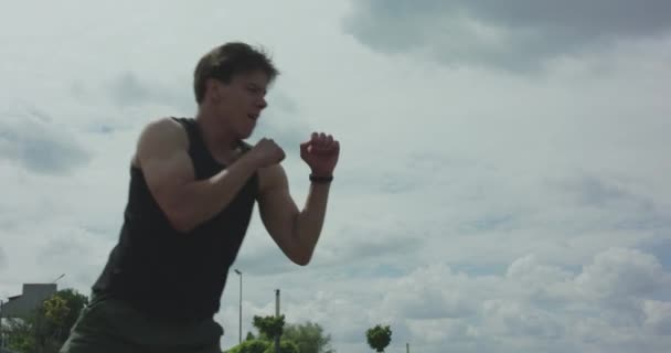 Vzteklý kickboxer vlaky hity výhradně venku za větrného počasí — Stock video