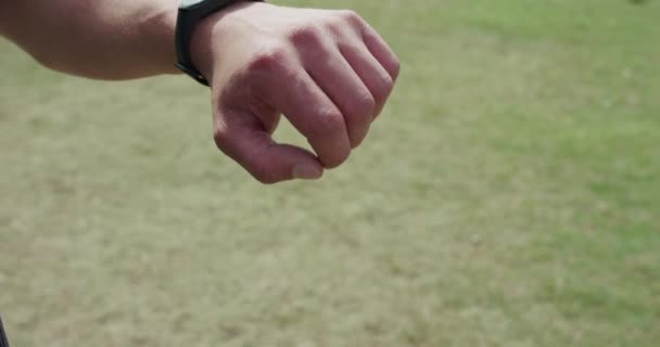 Näkymä työntää älykäs rannekoru mies käsi ulkona — kuvapankkivideo