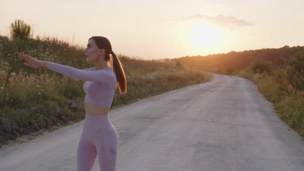 Close up menina que faz exercício na noite — Vídeo de Stock