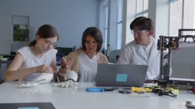 Öğretmen 3D yazdırılmış elleri hareket ettirir ve çalışmalarını açıklar