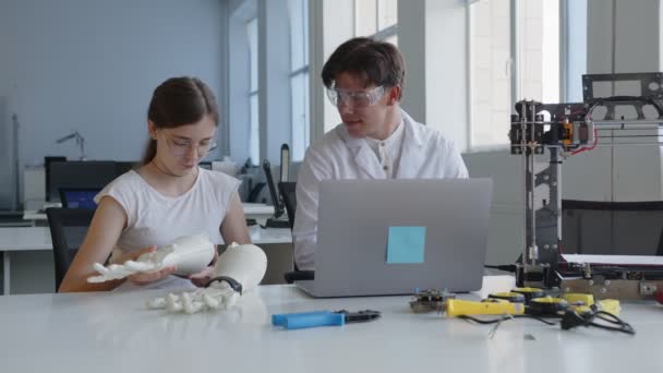Tutup pandangan seorang gadis sekolah muda yang senang melihat 3D dicetak tangan — Stok Video