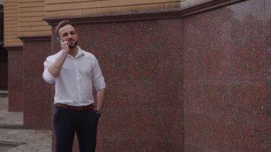 Şık iş adamı akıllı telefonuyla konuşuyor.