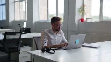 Siyah bir sandalyede oturan adamın arkası.