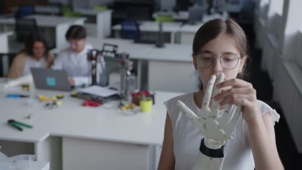 Vista de cerca de una joven que mira en la mano impresa en 3D — Vídeo de stock
