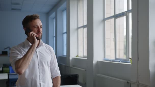 Homem faz seu telefone fala sobre trabalho — Vídeo de Stock