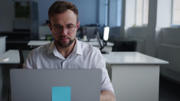 Bonito homem faz seu trabalho online — Vídeo de Stock