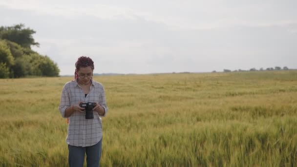 Fille avec des montres de cheveux rouges dans la caméra — Video