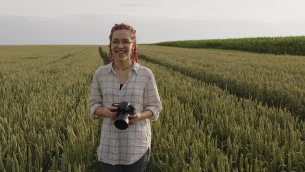 Vue rapprochée d'une jolie fille qui tient la caméra — Video