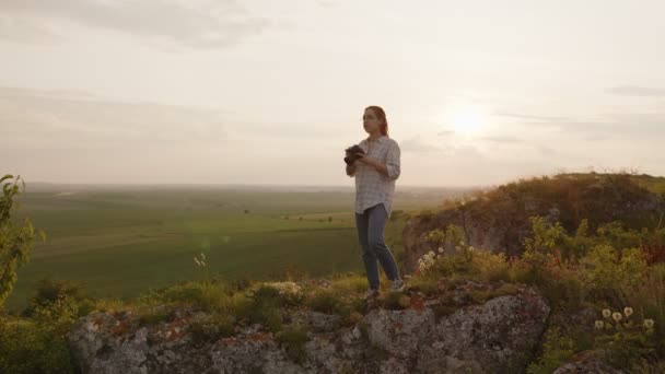 Meisje vangt het prachtige uitzicht op ons land — Stockvideo