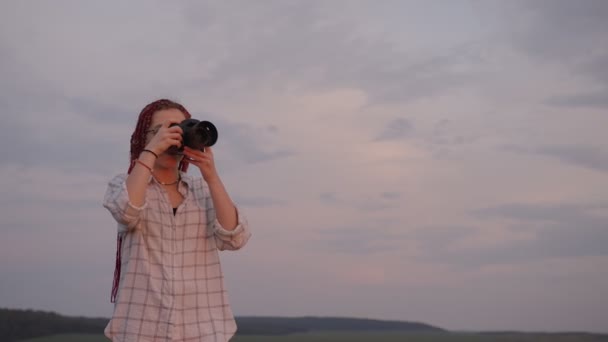 白人の女の子の夕日の写真を撮る — ストック動画