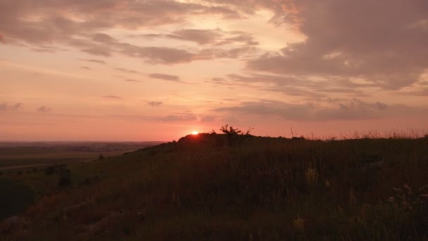 Faszinierender Blick auf den abendlichen Sonnenuntergang in der Landschaft — Stockvideo