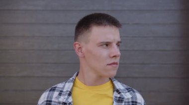 sürpriz adam kahverengi ekranda