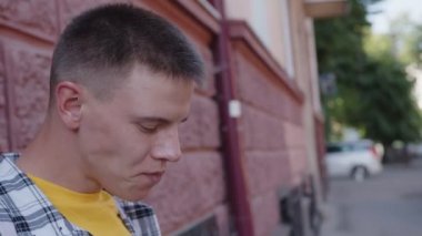 Yemek yiyen yakışıklı erkeklerin yan görünüşü. video 4k