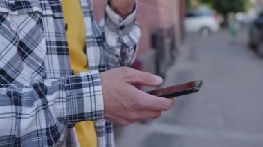 Adam internette sörf yapıyor.