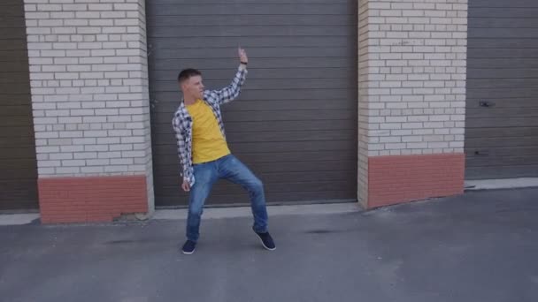 Танцы на улице на автостоянке — стоковое видео